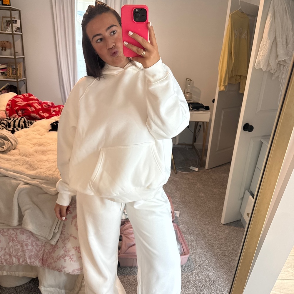 Aritzia White Boyfriend Supperfleec Sweatpants and Mega Fit Supperfleece hoodie - Picture 6 of 6